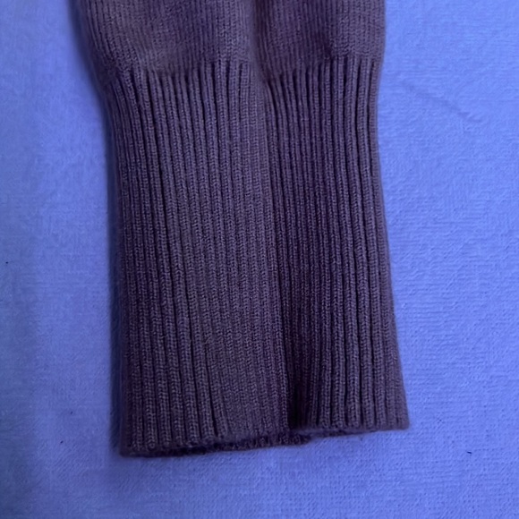 This is a cropped sweater from Shein and it’s a medium. - Picture 3 of 4